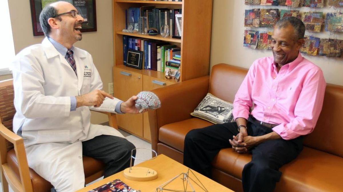 El Dr. Marc E. Agronin (izq) y el paciente de alzheimer Germán Guevara en el Miami Jewish Health Systems. Guevera forma parte de un estudio clínico experimental con inmunoterapia.