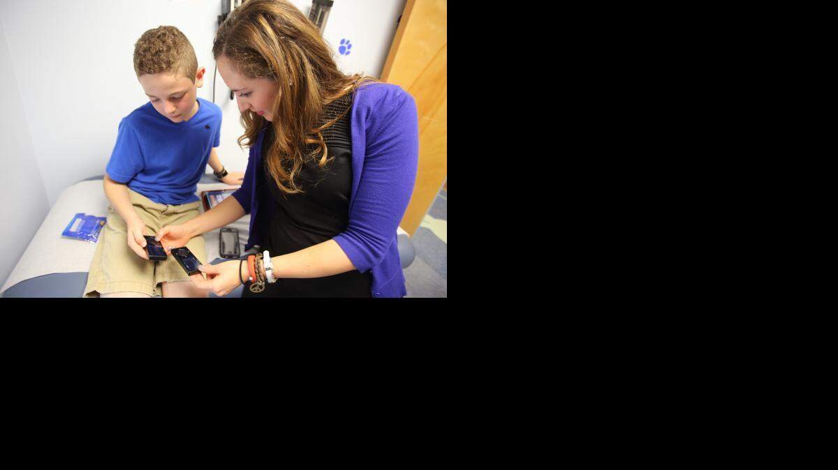 
Evan Rothenberg y Marian Chaparro, dietista certificada y educadora de Joe DiMaggio Children’s Hospital, miran una aplicación (App) para vigilar los niveles de glucosa. Ambos son diabeticos Tipo 1. 


