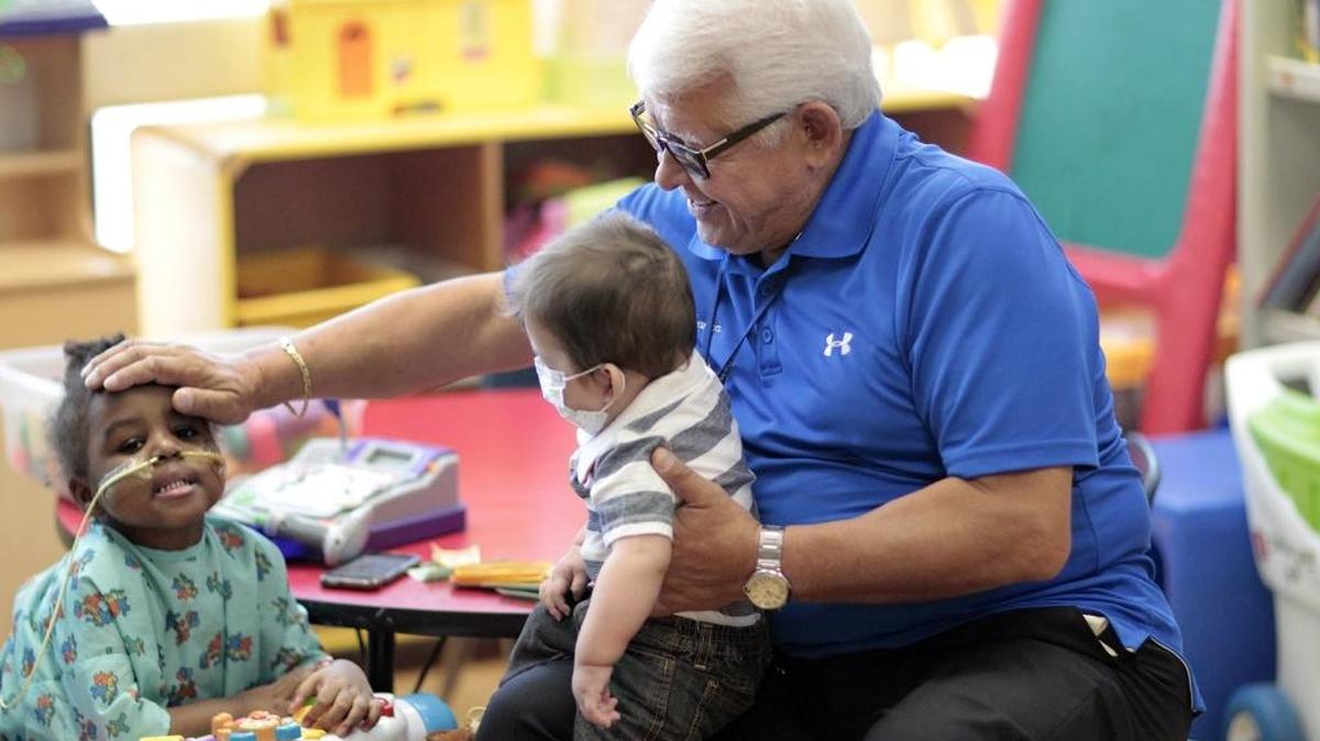 El ‘abuelo’ Juan Manfredi, voluntario de Holtz Children’s Hospital, juega con niños que han recibido trasplantes.
