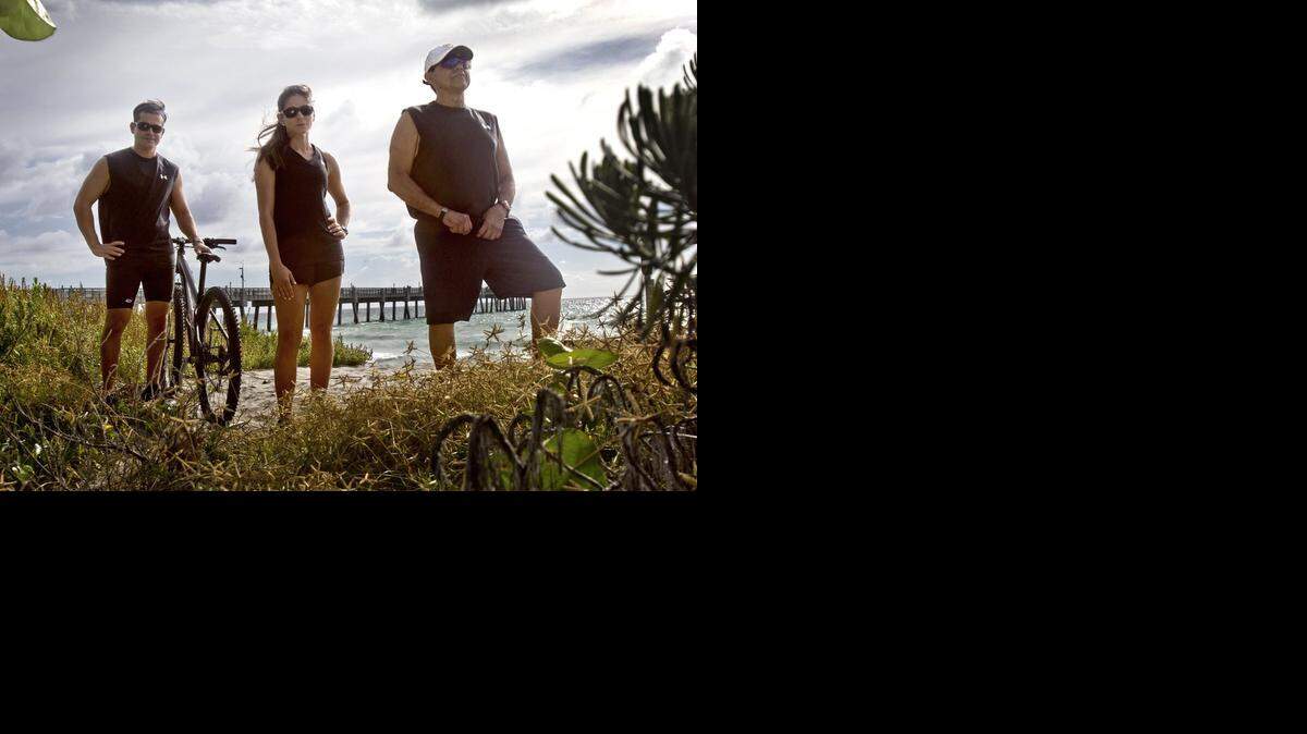 
La familia Font: José (der.), su hija Ann Marie y su hijo José, entrenan en la playa de Dania para participar en el próximo Miami Escape Tri-atholon.

