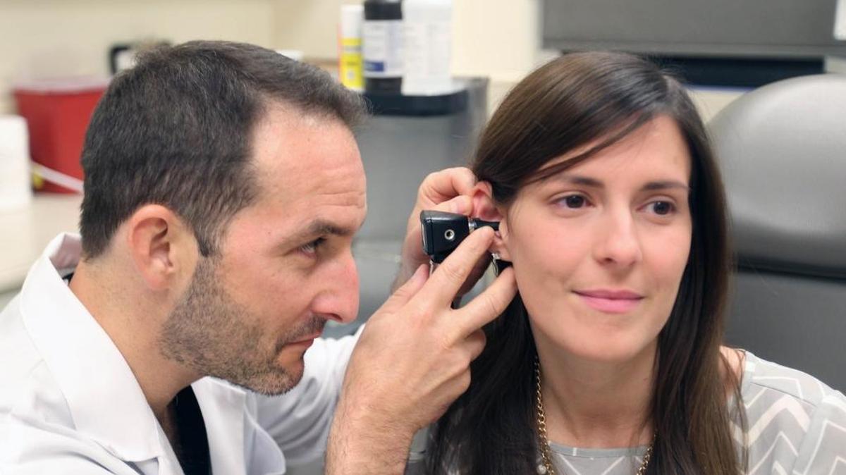 
El Dr. Arrieta, cirujano otorrinolaringólogo, atiende a la paciente Aileen Romero.
