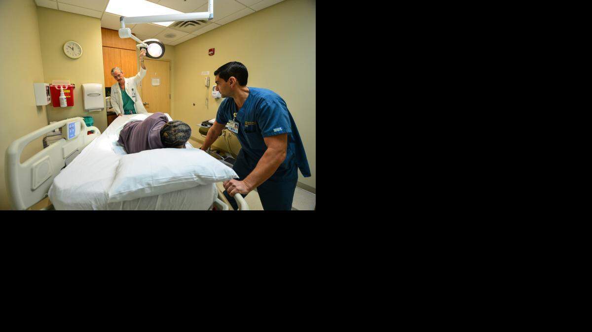 
El Dr. A. Enrique Whittwell, director médico de Wound Care del South Miami Hospital atiende a uno de sus pacientes diabéticos. 



