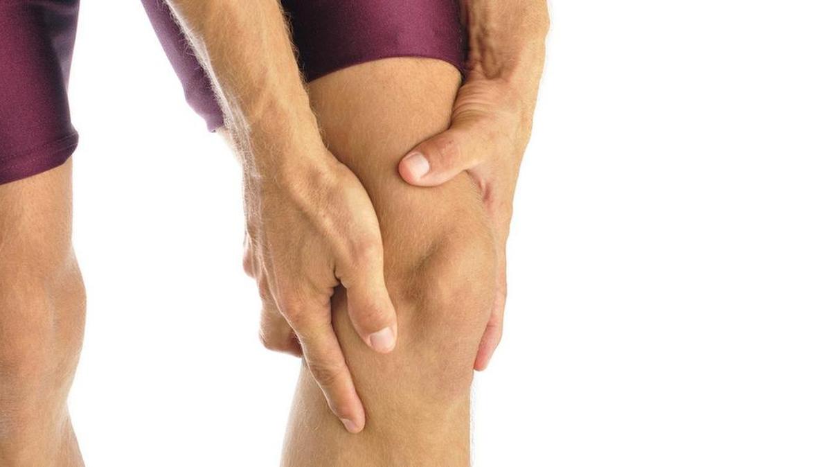 Un problema común entre las personas mayores es el desgarro del menisco, el cartílago que amortigua y estabiliza la rodilla.