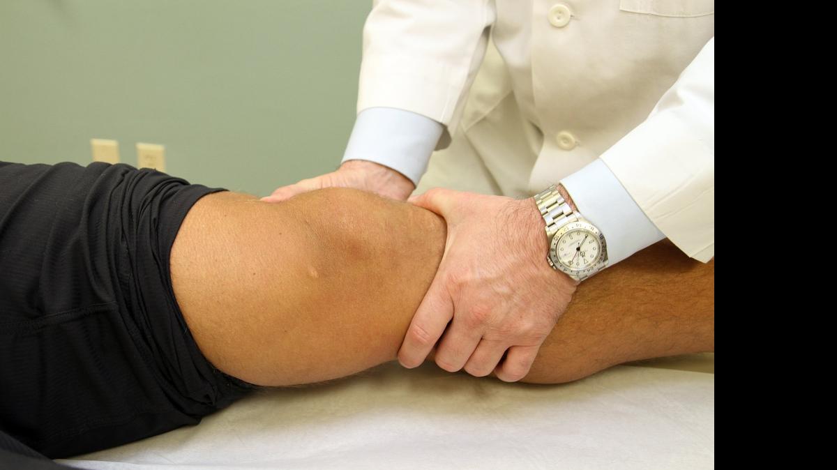 
En casos de artrosis, artritis o afectaciones del menisco, se recomienda la toma de antiinflamatorios y analgésicos; y estos, aunque tratan los síntomas no tratan el problema que los produce. 
