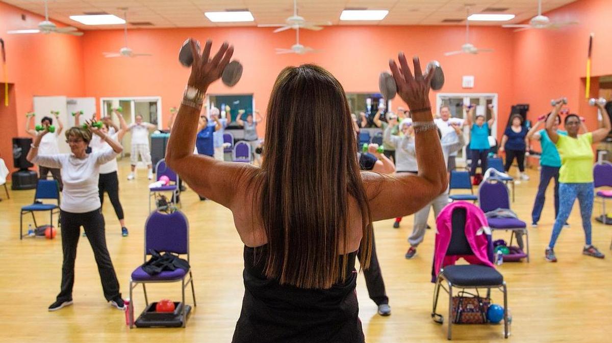Varias personas mayores toman clases con Linda Margolis-Winterick en el Alper JCC en Miami como parte del programa de Silver Sneakers.