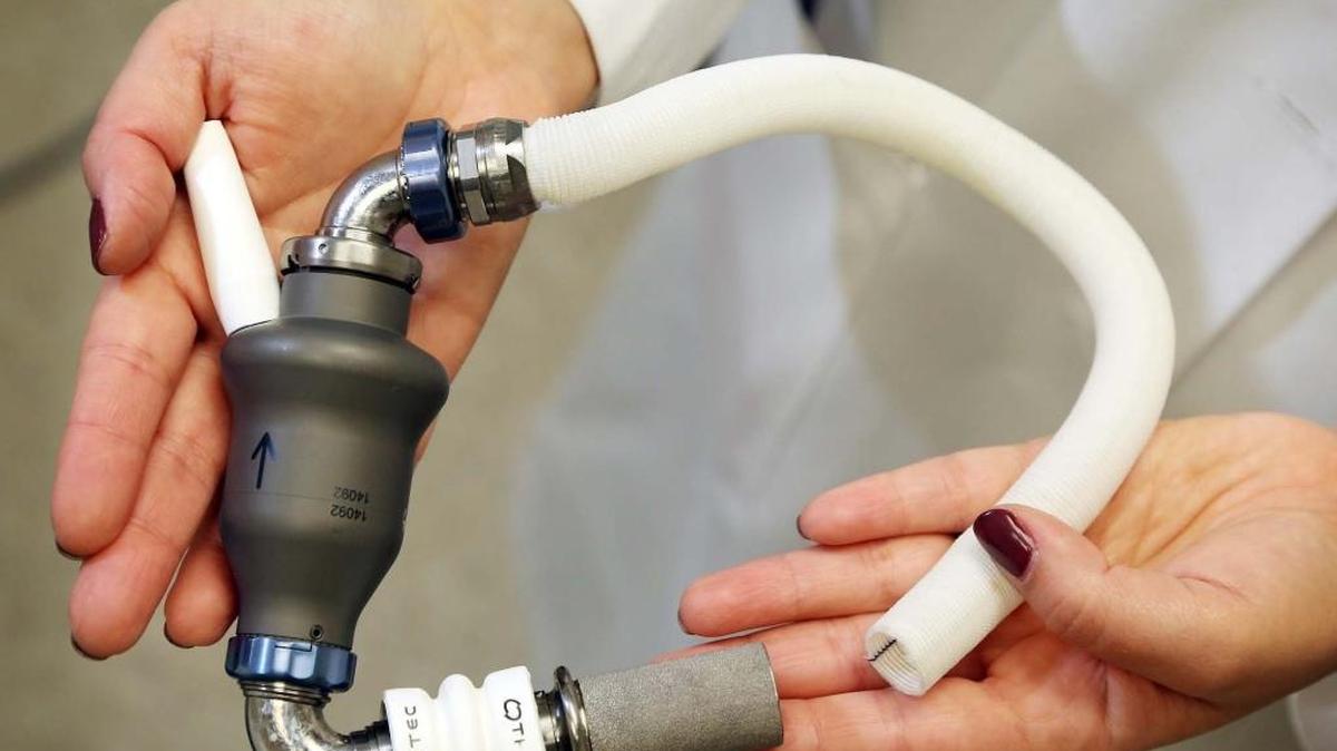 El dispositivo VAD por sus siglas en inglés (ventricular assist device), una especie de bomba implantable que sustituye la función de bombeo del corazón.