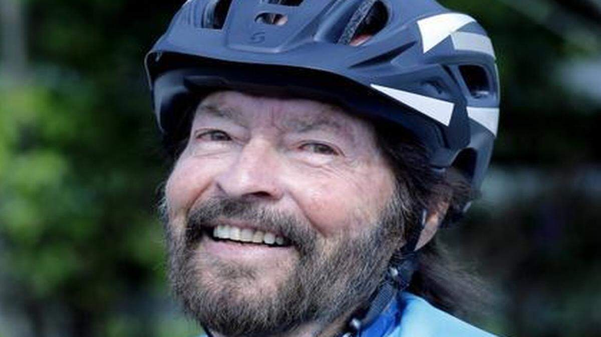
Bill Bogard, de 77 años, hace 150 millas semanalmente en bicicleta. Bogard lo atribuye a la ablación cardíaca, un procedimiento médico que se utiliza para corregir el ritmo cardíaco irregular y a un nuevo marcapasos que puede detectar cuándo está haciendo ejercicio.
