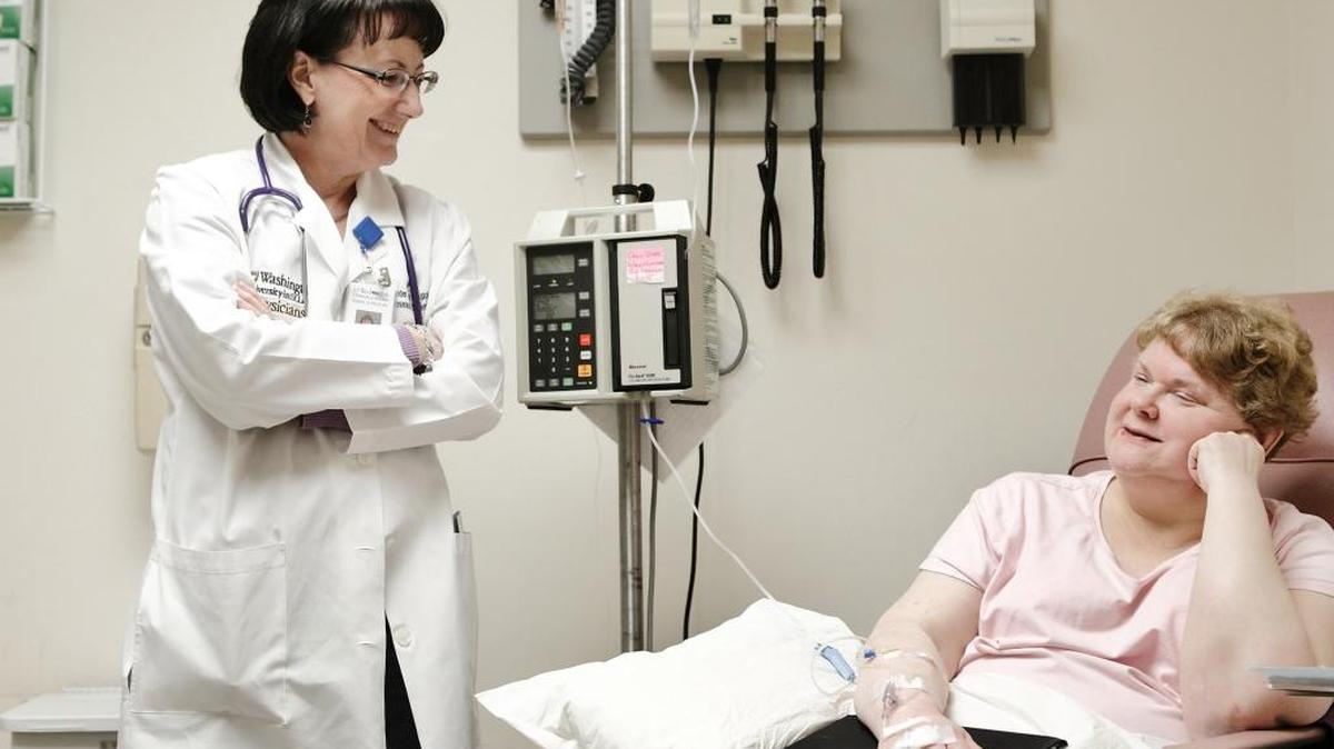 Una pacienta recibe tratamiento contra el lupus.