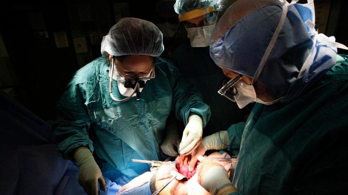 El Miami Transplant Institute suspendió los trasplantes de corazón en adultos. El Jackson Health System y el UHealth, el sistema de salud de la Universidad de Miami, gestionan conjuntamente el instituto de trasplantes. Foto de archivo de 2008 de una operación de trasplante en el MTI.