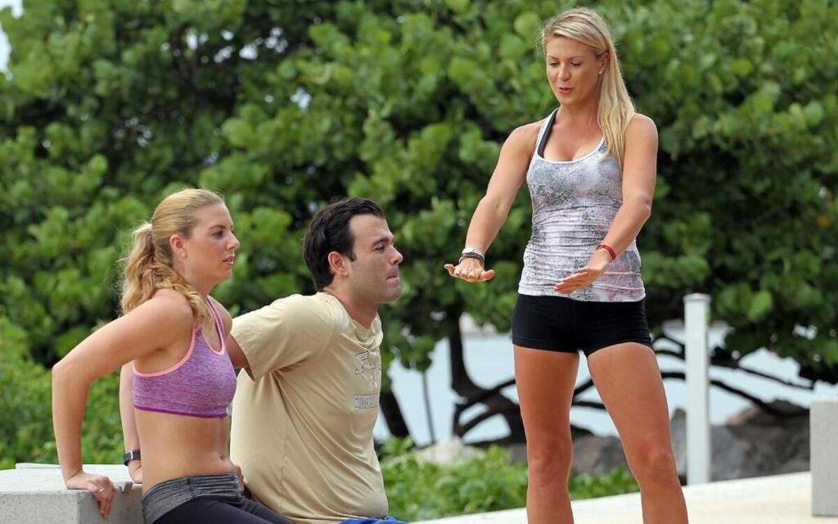 
Rachel Scherdin (dcha.), nutricionista, entrena con los clientes Michelle Moore y Fausto Faraldo en South Pointe Park.
