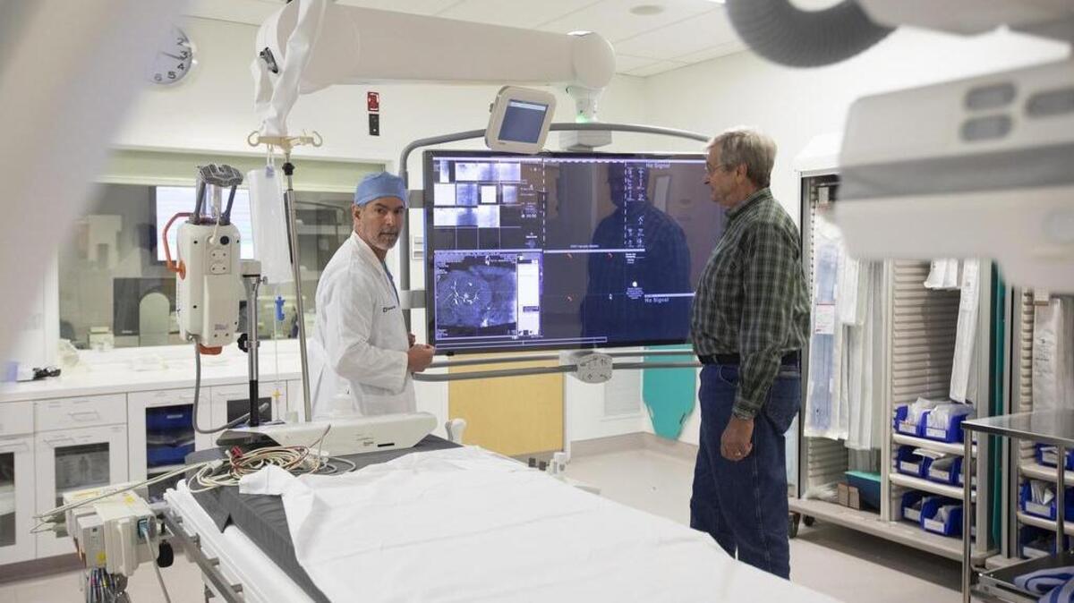 El Dr. Stadtlander junto al paciente Glenn Dorries. Desde su diagnóstico, Dorries ha sido sometido a diez procedimientos médicos.