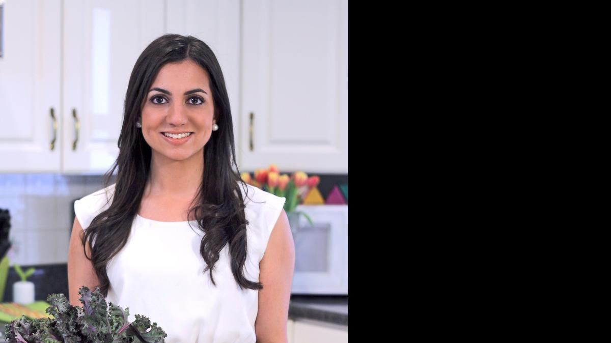 
Lucette Talamas, dietista de Baptist Health South Florida, muestra ejemplos de alimentos saludables.


