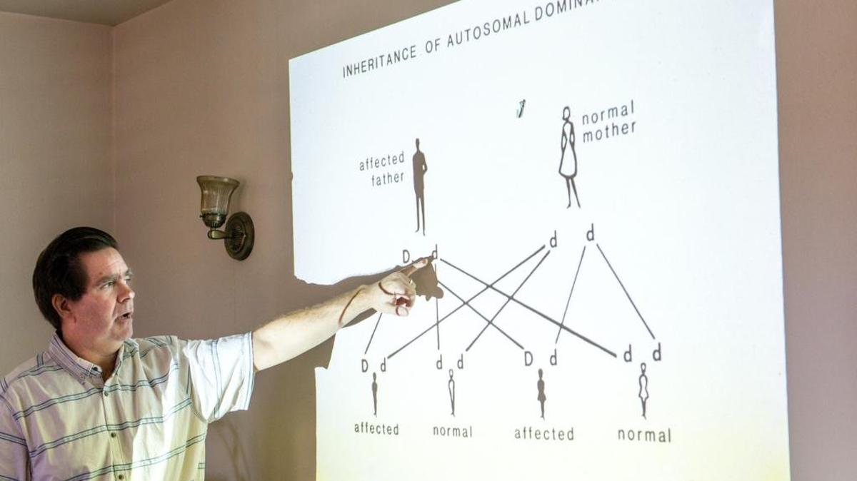 El Dr. John Ringman, neurólogo de University of Southern California, ofrece una presentación sobre el Alzheimer.