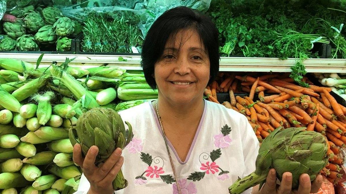 Rebeca González, de Garden Grove, California, creció en México comiendo alcachofas, pero el precio prohibitivo en este lado de la frontera hizo que no pudiera comprarlas para su familia, hasta hace poco. Ahora recibe $40 adicionales en sus cupones de alimentos para comprar productos saludables.