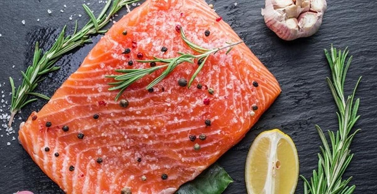 El pescado graso, como el salmón, es saludable para el corazón debido a su contenido de ácidos grasos omega-3.