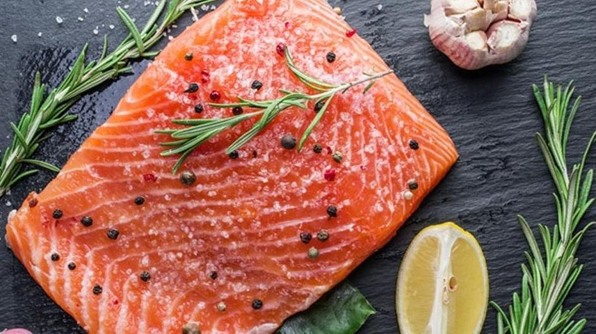 El pescado graso, como el salmón, es saludable para el corazón debido a su contenido de ácidos grasos omega-3.