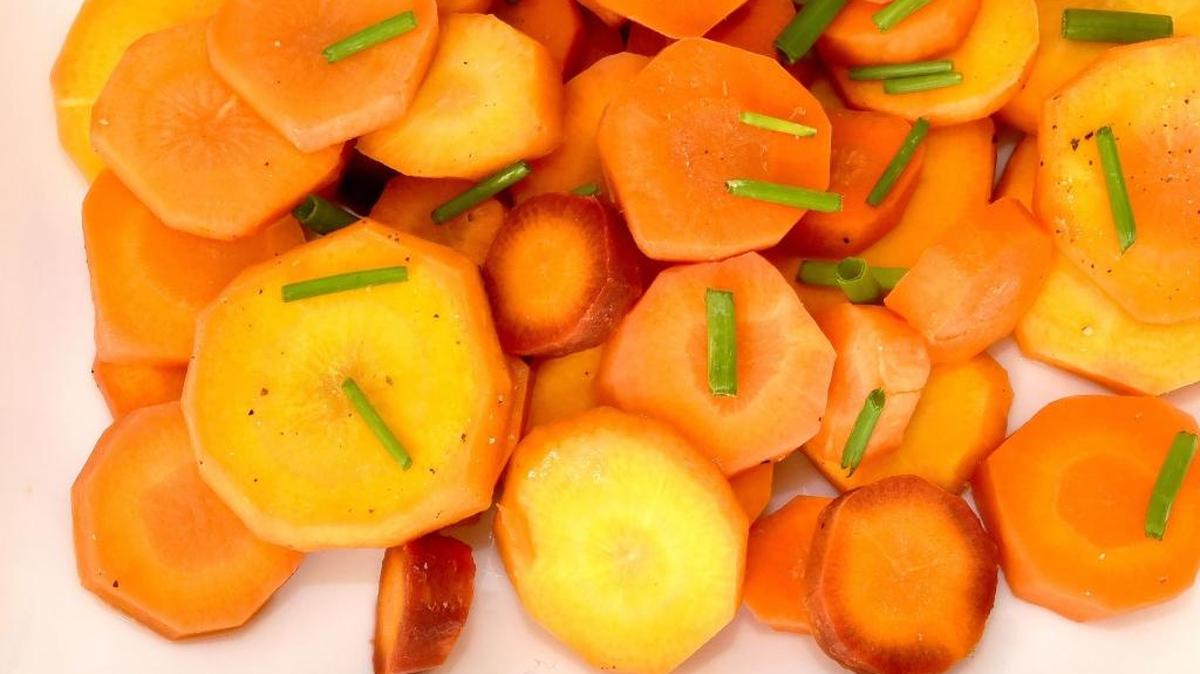 Las zanahorias pueden encontrarse en colores anaranjados, púrpura, rojo y amarillo. Muy altos en vitamina A, las zanahorias contienen también vitamina K, betacaroteno, fibra y fitoquímicos.