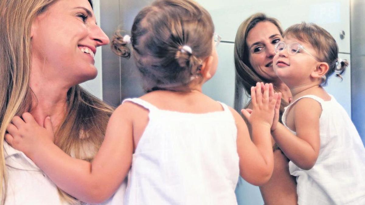 Carolina Escudero con su hija Adriana quien fue diagnosticada con glaucoma pediátrico seis horas después de nacer.