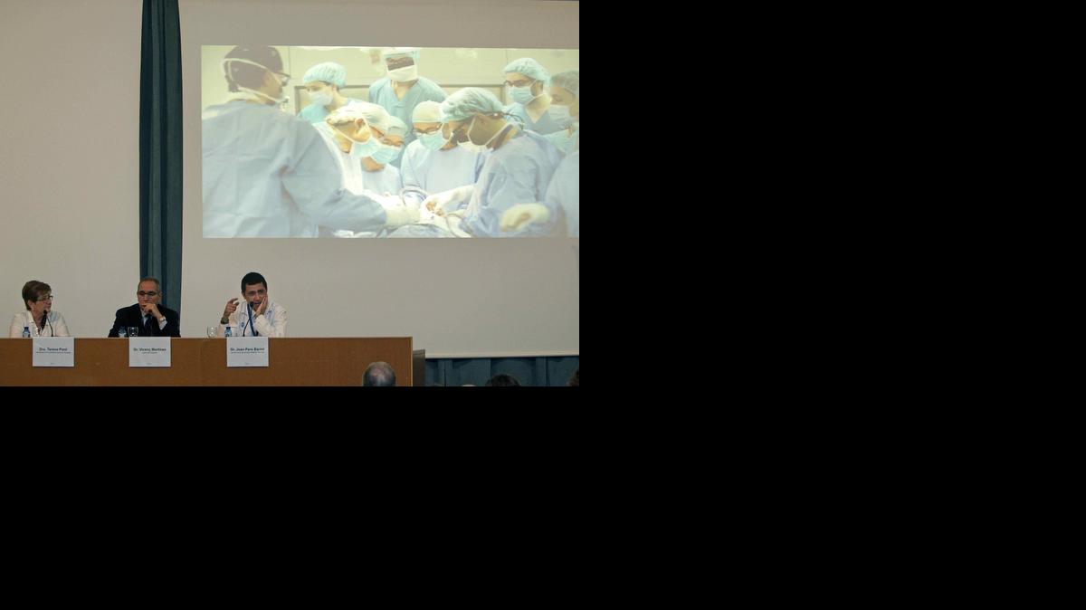
El doctor Joan Pere Barret (d), jefe del Servicio de Cirugía Plástica y Quemados del Hospital Universitario de la Vall d'Hebron de Barcelona, quien junto a un equipo multidisciplinario de 45 profesionales del centro realizó el pasado mes de febrero un trasplante de cara -el segundo de su historia- a un hombre español de 45 años que tenía un tumor en la misma, y al que le reconstruyeron la boca, la lengua, el cuello y la faringe.
