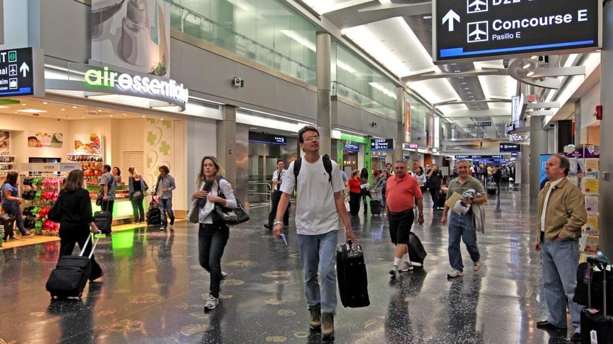 Caminábamos por los pasillos del aeropuerto, cuando vi en el pasillo una tienda donde solo venden finas maletas de viaje.