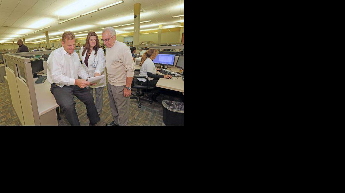 
De izquierda a derecha, Michael Muchnicki, presidente y CEO de Univita; Janet Roque-Valdés, enfermera registrada y directora de operaciones clínicas y el doctor Víctor Valdés, vicepresidente ejecutivo de innovaciones clínicas, en el centro de llamadas de Univita.
