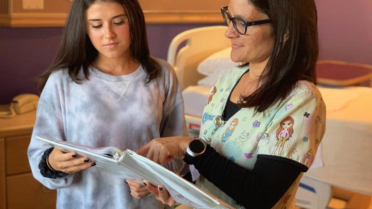 Danilza Velez, enfermera pediátrica del Baptist Children’s Hospital comparte con Haley Gassenheimer los recursos para jóvenes diabéticos.