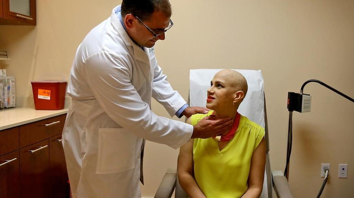 El Dr. John Díaz examina a la paciente Analisa Pérez, quien padece de cáncer del endometrio en etapa 2, y está bajo tratamiento en el South Miami Hospital.