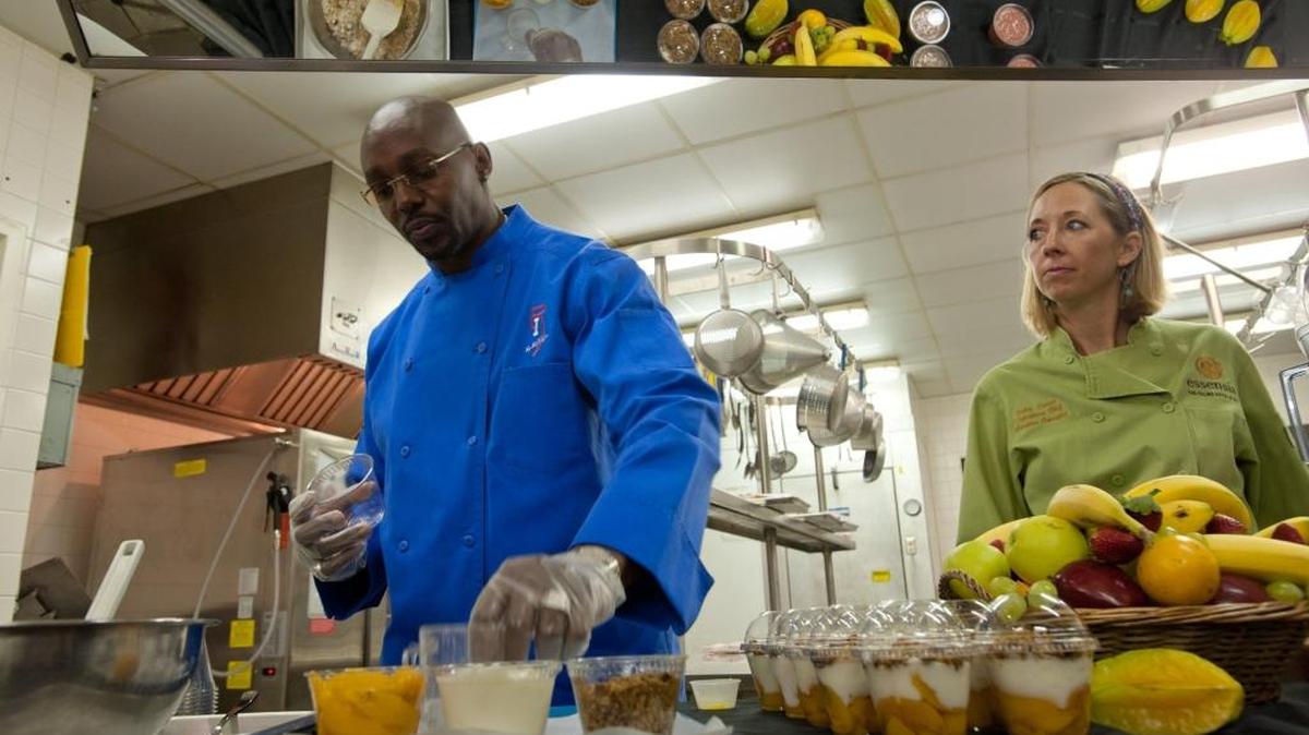 Los chefs Richard Ingraham y Julie Frans, cuando se anunció la formación de Urban School Food Alliance para las escuelas públicas de Miami-Dade County, en el 2013.