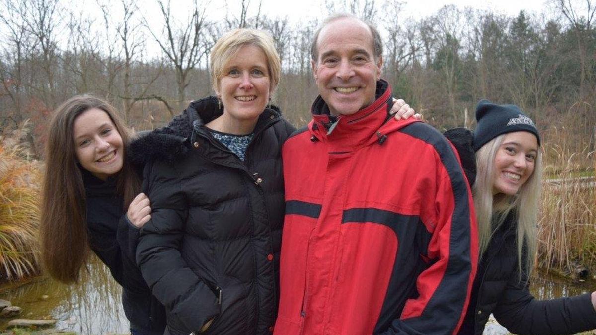 Bruce Horovitz y su esposa, Evelyne, con sus hijas Rebecca (izq.) y Rachel. Estaban de vacaciones cuando sufrió un brote atípico de culebrilla que afectó su oído medio.