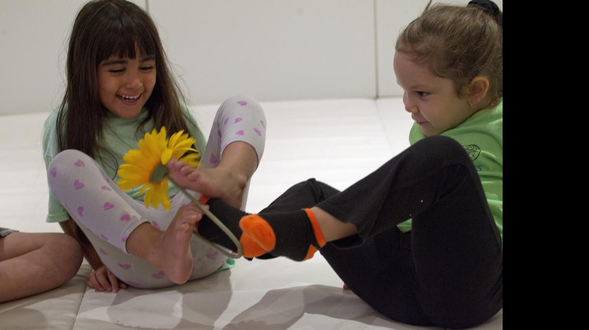 
Joycelin Rodríguez, (i) y Suri González muestran su flexibilidad durante una clase yoga en el Centro Ambulatorio de Doral del Nicklaus Children's .
