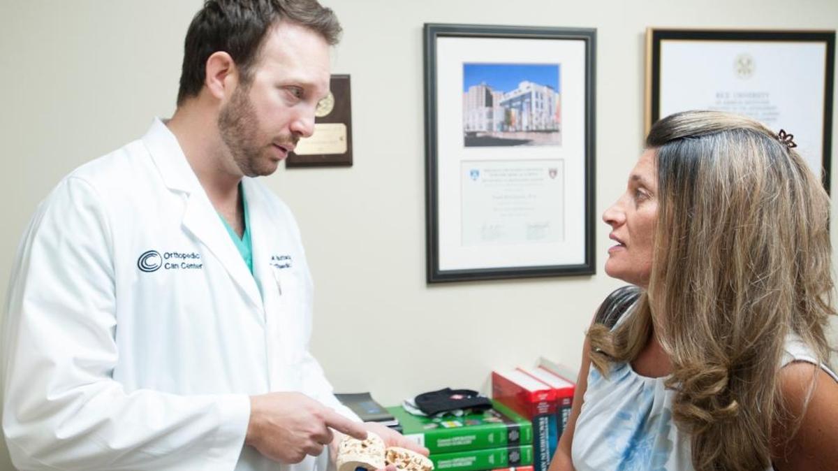 El Dr. Frank Buttacavoli, cirujano ortopédico, habla con la paciente Sara Bahar, en su oficina del Orthopedic Care Center en Aventura.