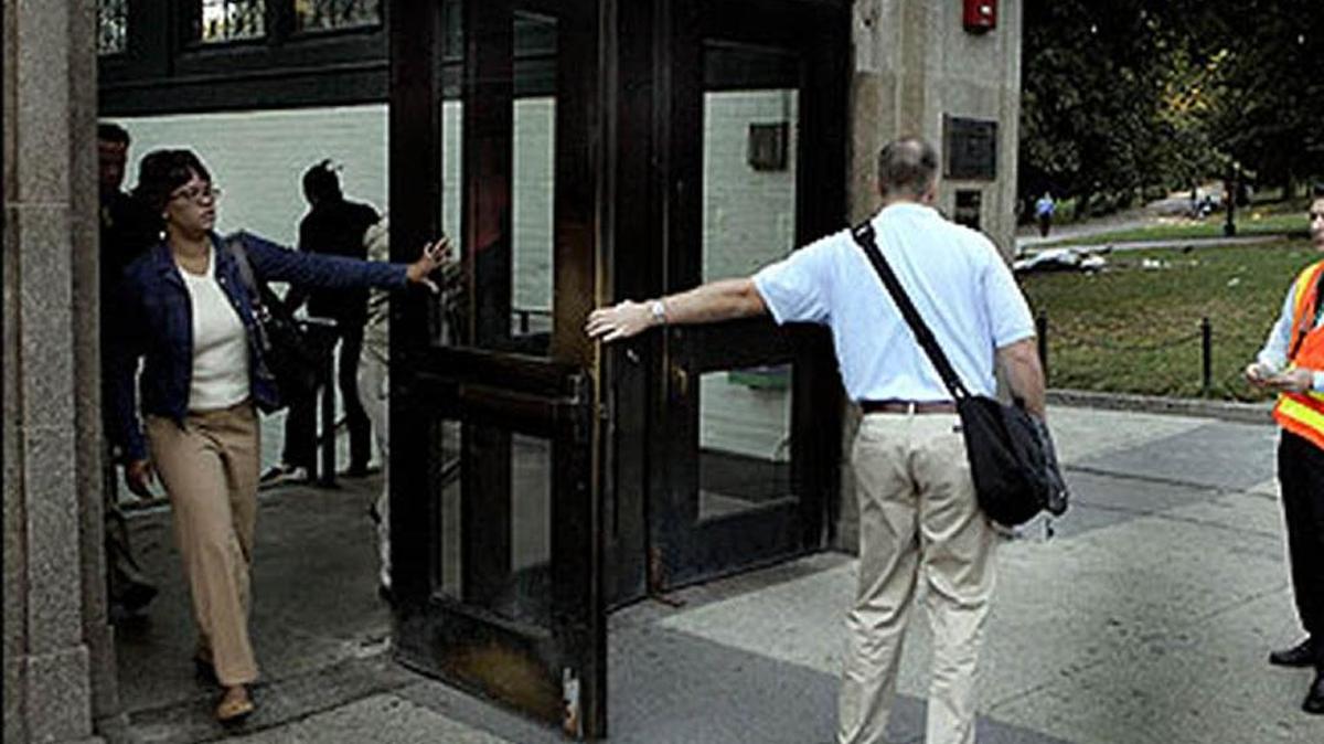 ‘Por lo menos puede usted darle las gracias a quien le abrió la puerta, que lo hizo por cortesía’.