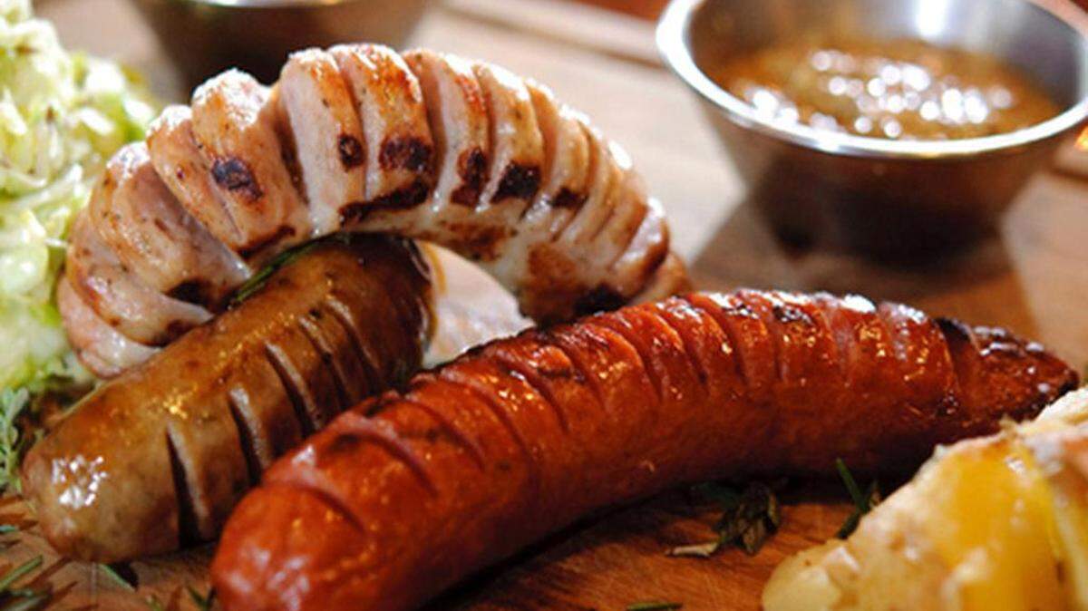 La carne procesada hace alusión a “la que se ha transformado a través de la salazón, el curado, la fermentación, el ahumado u otros procesos para mejorar su sabor o su conservación”.