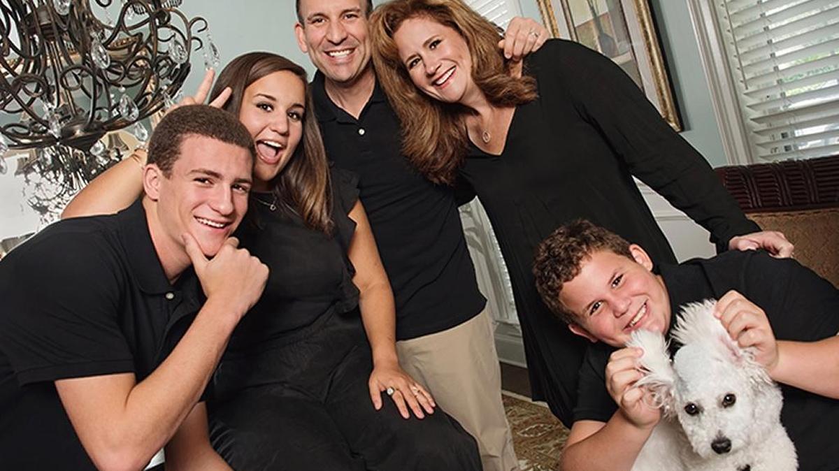 Jason Mendelsohn junto a su familia. Mendelsohn fue diagnosticado con cóncer de garganta estadío 4 relacionado con virus de papiloma humano (VPH). Su médico cree que se contagió gace 25 años, cuando estaba en la universidad.