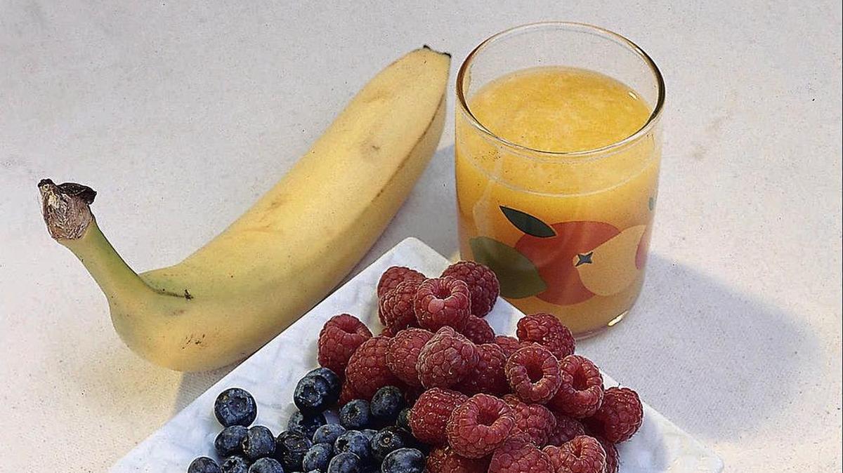 
Comer la fruta entera es más sano, nutritivo y aporta más vitaminas que beber el jugo, a menos que lo prepare uno mismo y deje toda la fibra y se lo beba de inmediato.
