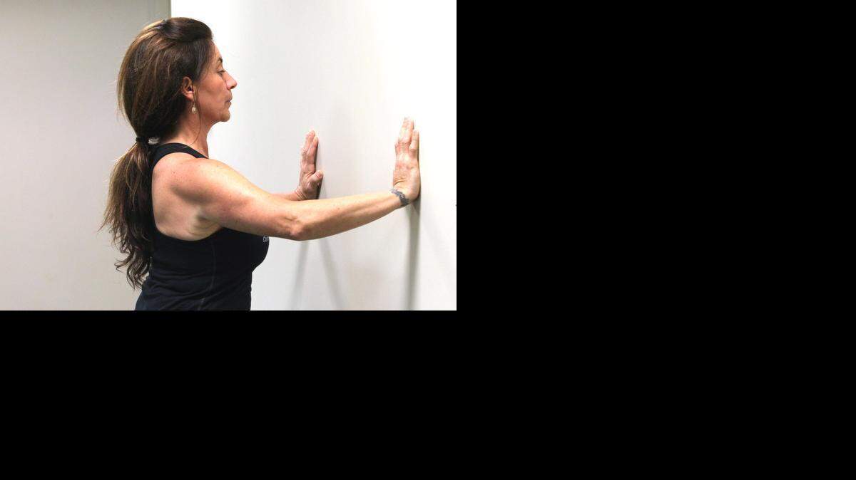 
Una plancha contra la pared en vez de en el suelo fortalece la parte superior del cuerpo. 
