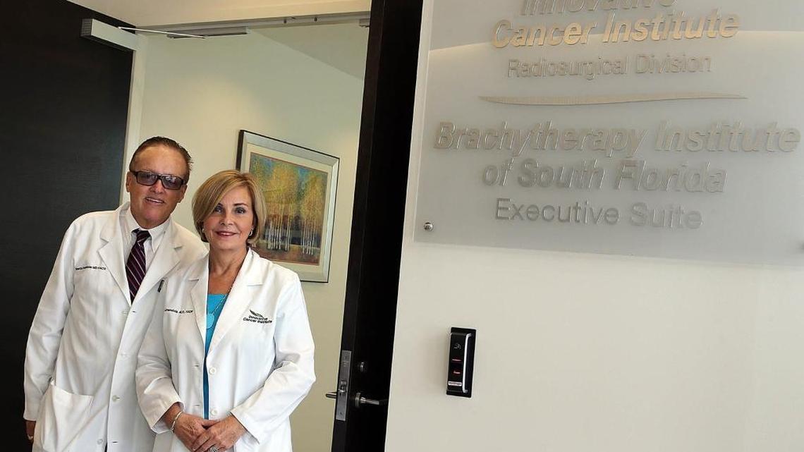 
La Dra. Beatriz Amendola, directora médica del centro; y su esposo, el Dr. Marco Amendola, también oncólogo y director de imágenes médicas.
