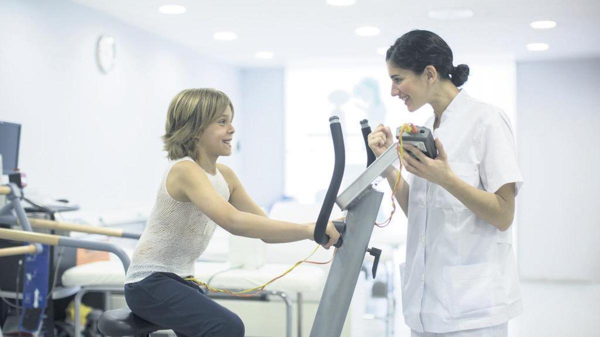 Uno de los exámenes que no se realiza rutinariamente para los atletas estudiantiles es un electrocardiograma o ECG, que puede detectar un potencial problema cardíaco.
