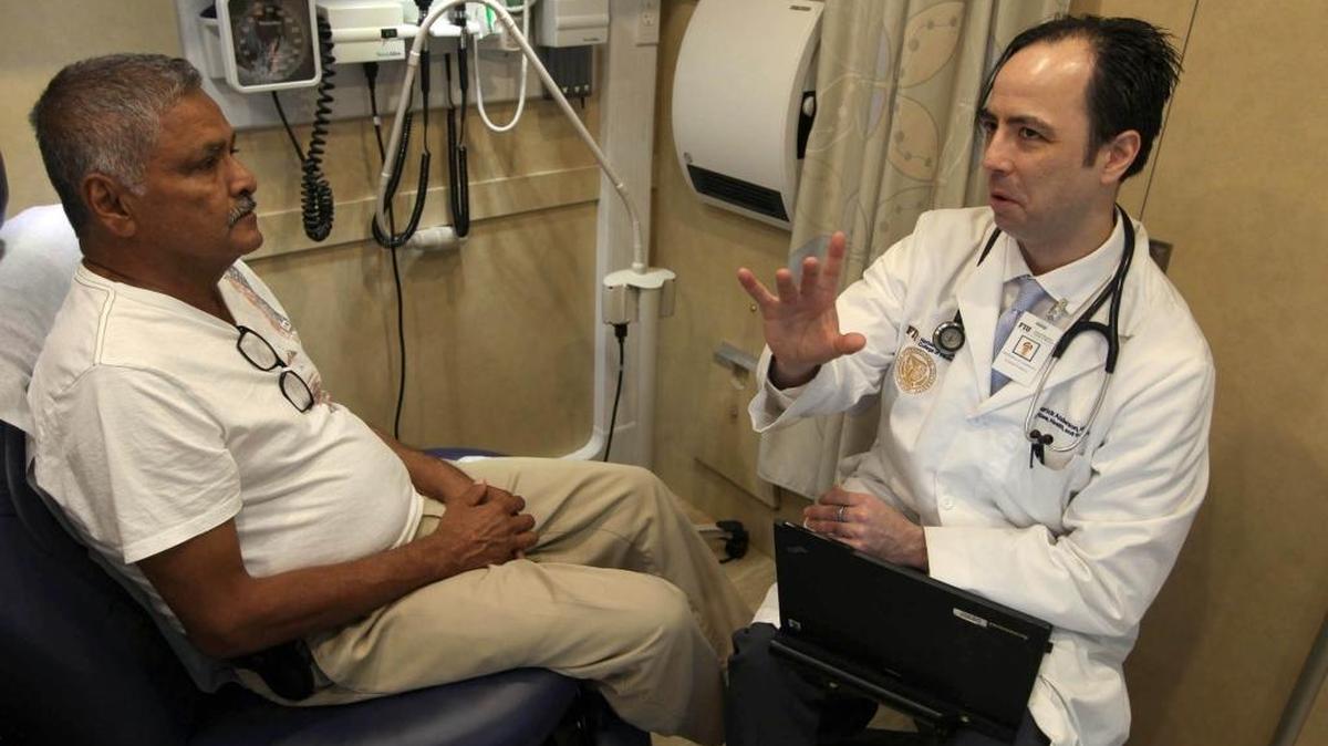 El médico necesita saber mucho sobre usted, su familia y su estilo de vida para darle buena atención.