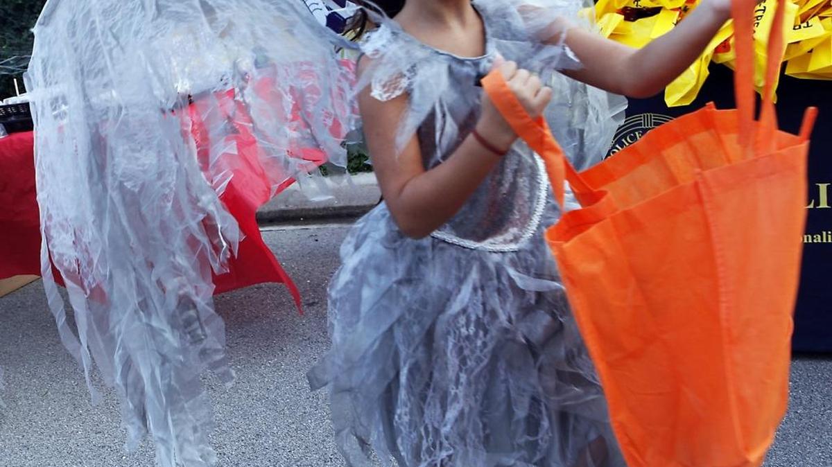¿Quién tiene la culpa que vaya desvaneciéndose esa tradición de ir con los niños pidiendo el ‘Trick or Treat’?