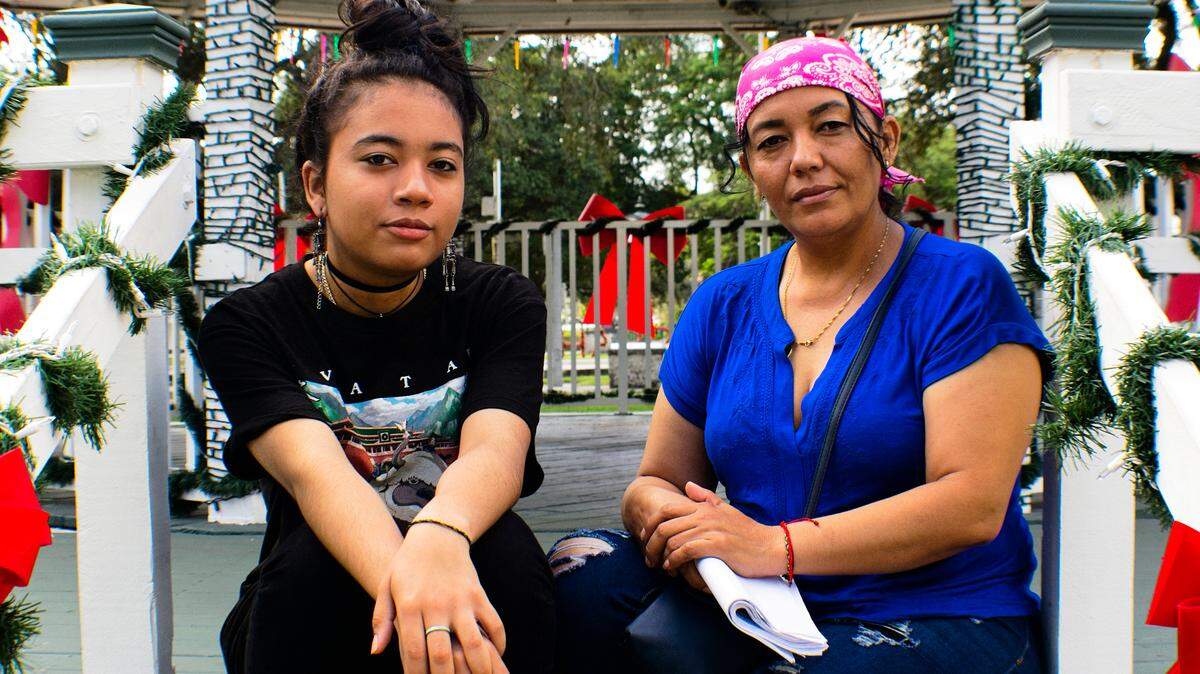 Una trabajadora social describe a Jullianne Cruz-Palma, a la izquierda, y a su madre, Wendy Cruz-Palma, a la derecha, como un dúo resiliente. Jullianne padece epilepsia, un trastorno cerebral diagnosticado hace dos años, cuando tenía 13.