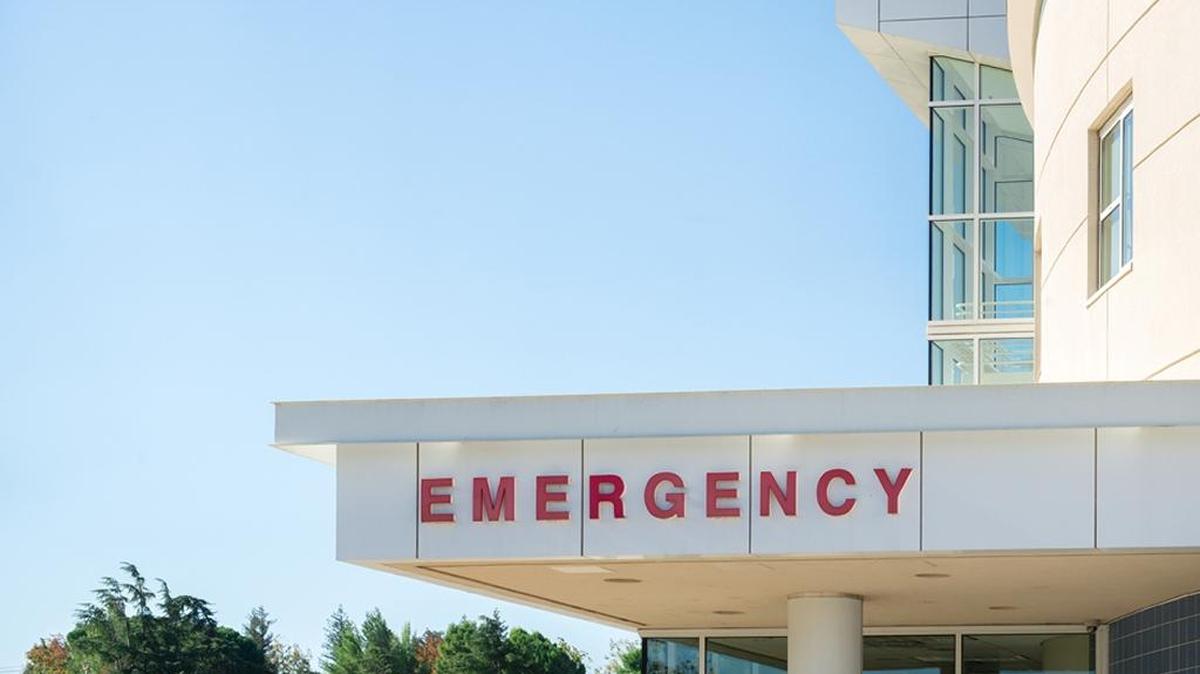 Devin Hall fue a un hospital local por un sangrado rectal, pero fue transferido en ambulancia a otro hospital a unas 20 millas de distancia. Hall se sorprendió al ver que American Medical Response había facturado $8,460 por el viaje.