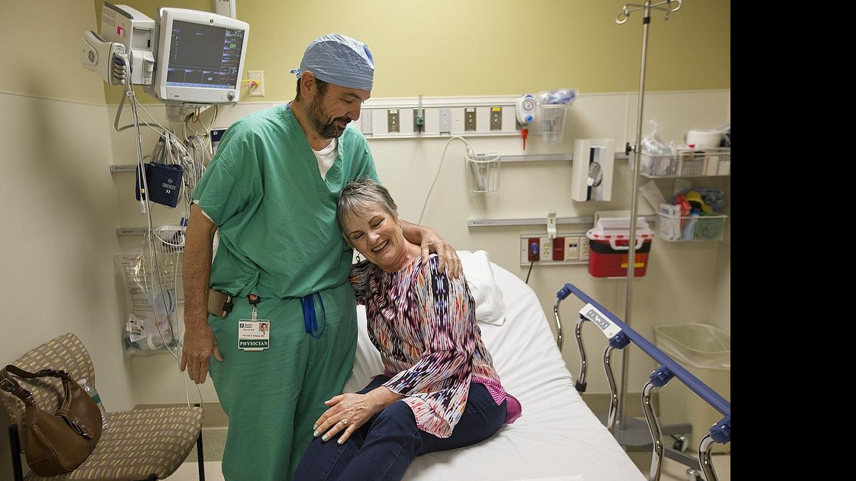 
El Dr. Ricardo Estape, junto a su paciente Mrs. Nilda Acosta, en el Baptist Health South Florida's Center. Estape se reunió con Acosta para discutir el tratamiento a seguir para cáncer de ovarios: un tipo de quimo que ha sido utilizado antes para tratar apendicitis y que está dando buenos resultados para este tipo de cáncer.
