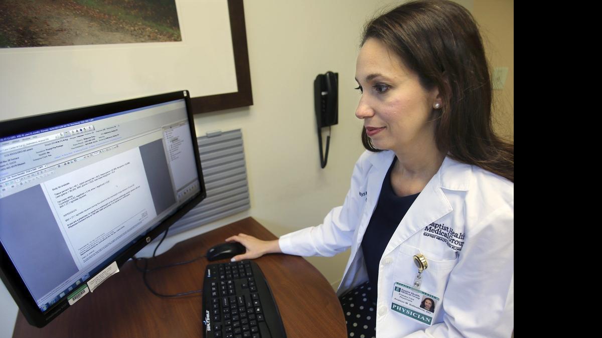 
La Dra. Anaisys M. Ballesteros del Baptist Health Medical Group, en el Baptist Health Primary Care muestra los resultados de un análisis DEXA Body Fat Scan (Dual Energy X-ray Absorptiometry). El análisis DEXA utiliza dos haces de rayos X de baja intensidad para medir la grasa y dónde está acumulada.

