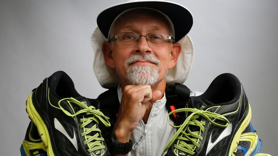 Don Muchow utilizó múltiples pares de zapatillas para completar el maratón 8th Annual Capital to Coast Relay.
