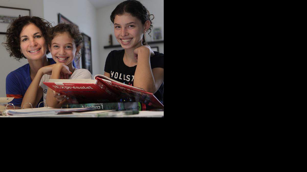 
Hace unos años, la madre era ama de casa y estaba en el hogar para recibir a los niños cuando volvían de la escuela todos los días; pero esa imagen ha sufrido cambios drásticos. 
