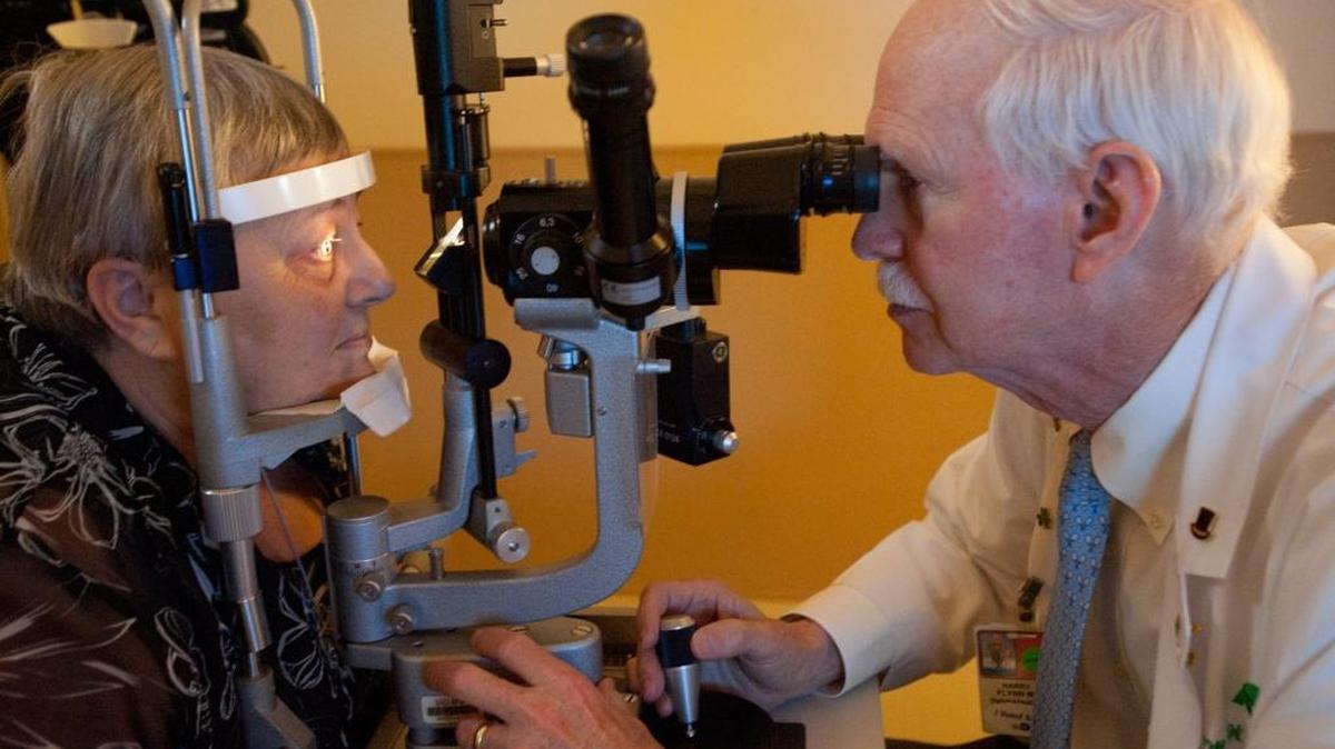 El Dr. Harry Flynn, especialista en retina de Bascom Palmer Eye Institute de la Escuela de Medicina Miller en la Universidad de Miami.