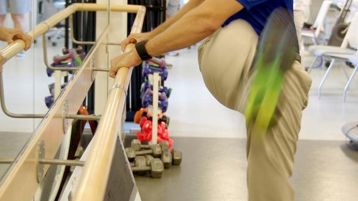 
David Hule, doctor de terapia física del Krupa Center en Cleveland Clinic de Weston, muestra uno de los ejercicios utilizados en el estiramiento dinámico.


