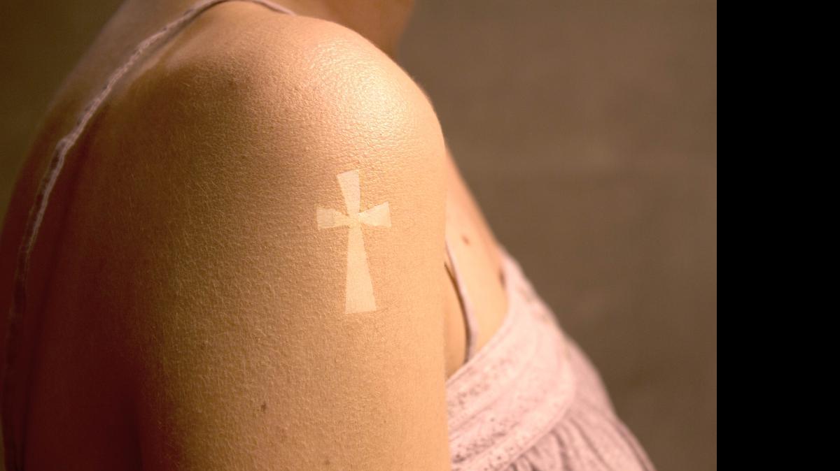 
Los expertos hablan en contra del “arte de los tatuajes solares”, una nueva moda en la cual las personas usan plantillas o filtros solares aplicados de forma estratégica para crear un tatuaje temporal con el bronceado en su cuerpo. 
