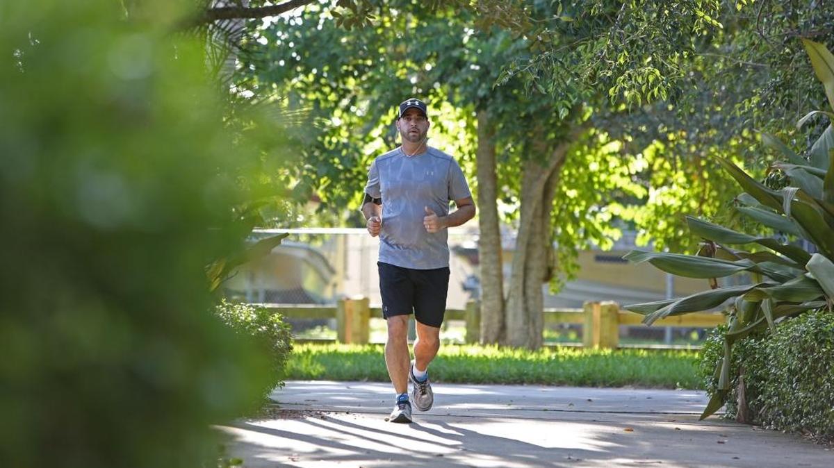 Emilio Avilés III, perdió 35 libras desde que fue diagnosticado con diabetes. Cambió drásticamente la dieta y corre todos los días.